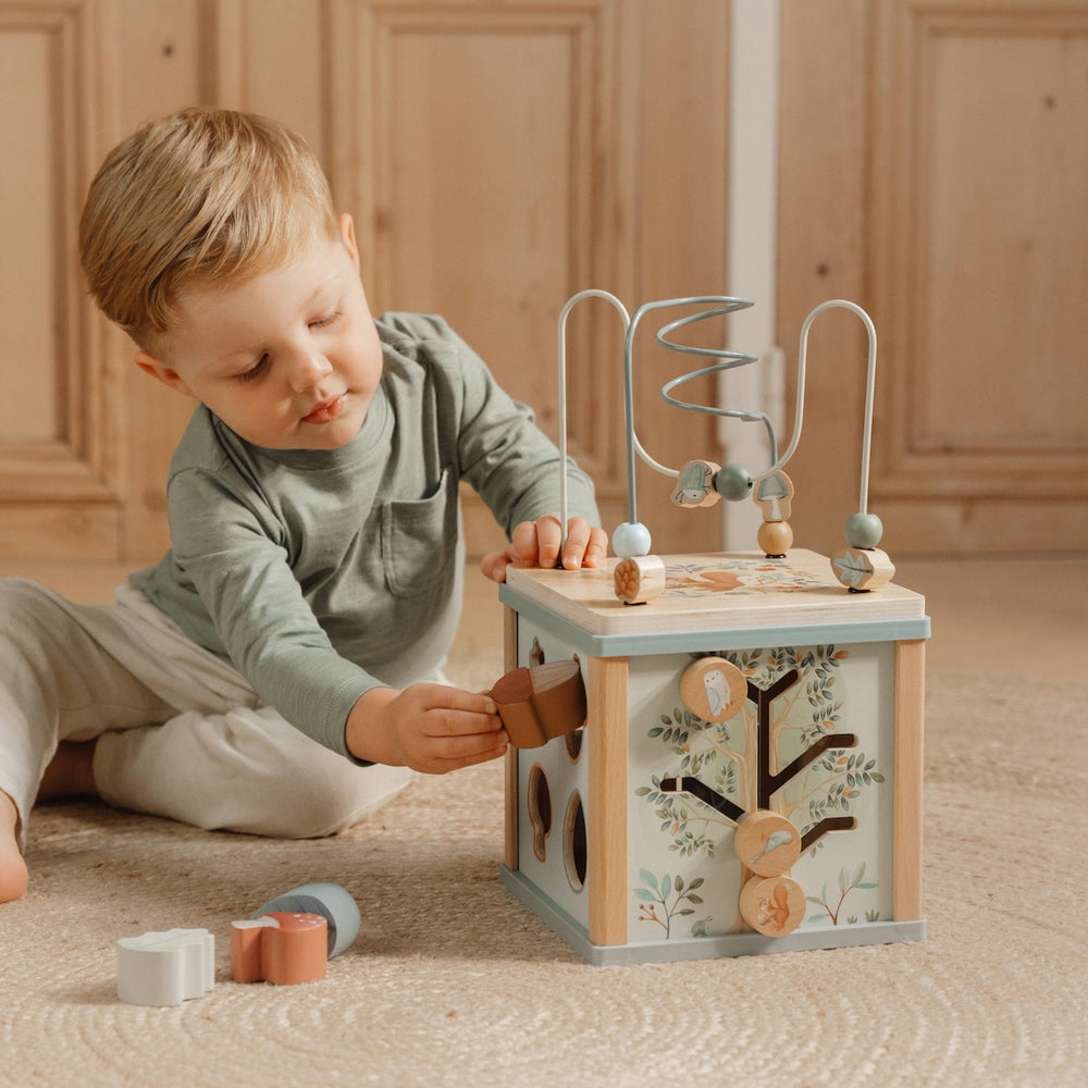 De Little Dutch houten activiteitenkubus uit de forest friends collectie zit vol verrassingen. De veelzijdige houten kubus biedt aan elke zijde een nieuwe uitdaging voor je kleintje. Met de mooie diertjes en plantjes worden de forest friends tot leven gebracht. VanZus