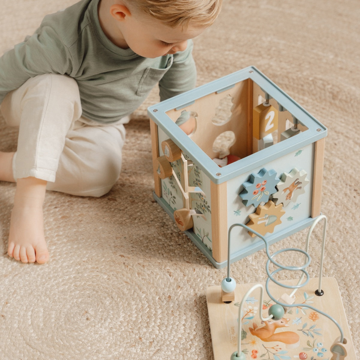 De Little Dutch houten activiteitenkubus uit de forest friends collectie zit vol verrassingen. De veelzijdige houten kubus biedt aan elke zijde een nieuwe uitdaging voor je kleintje. Met de mooie diertjes en plantjes worden de forest friends tot leven gebracht. VanZus