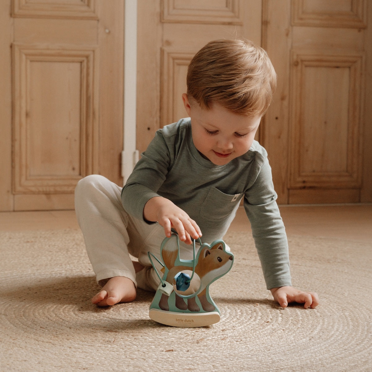 Het Little Dutch wiebeldier vos uit de forest friends collectie is een schattige speelkameraard voor je kleintje! Dit lieve vosje, met zachte pastelkleuren en schattige details, staat op een stevige houten basis die wiebelt wanneer het wordt aangeraakt. VanZus