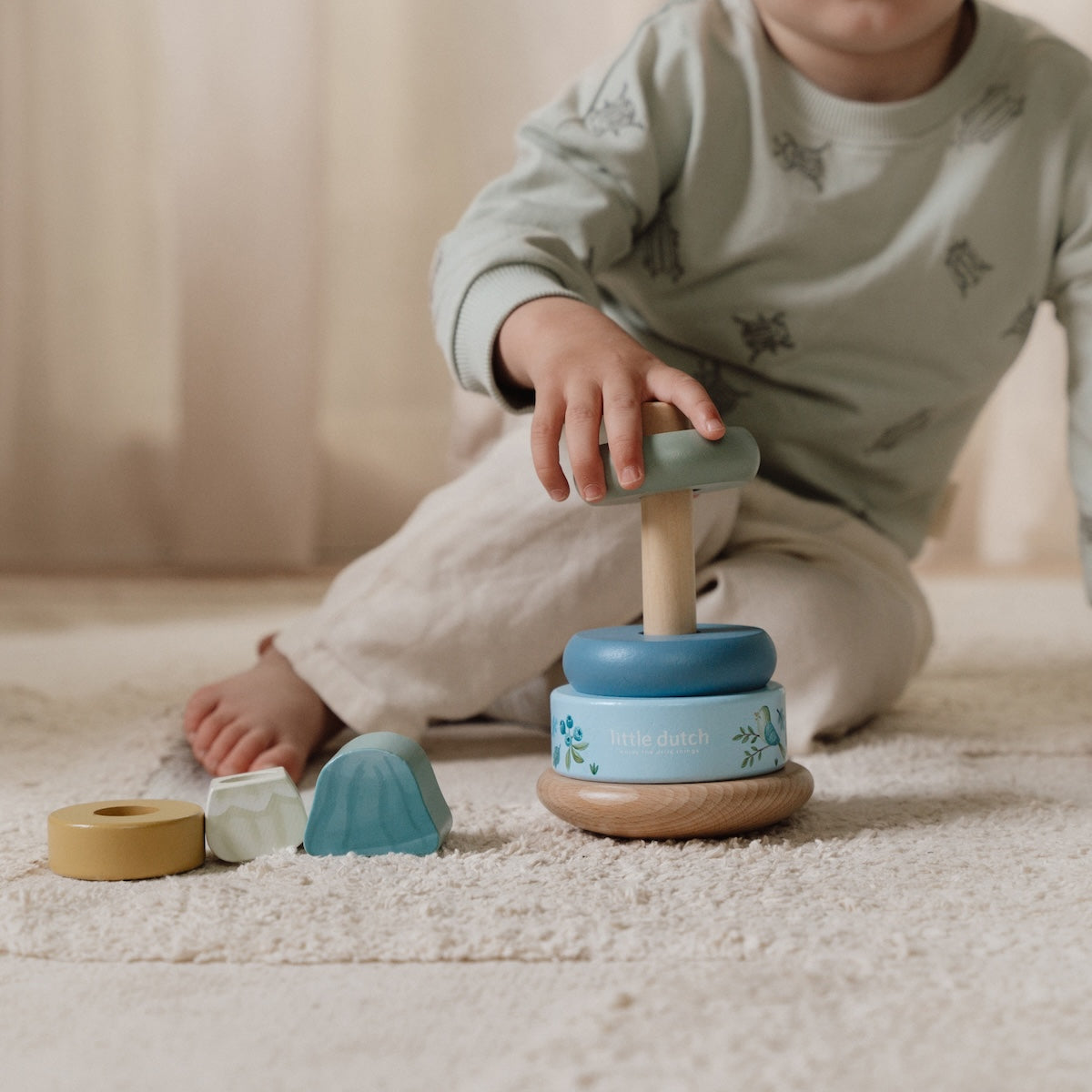 Met de houten tuimelstapelaar forest friends van Little Dutch wordt het stapelen een leuke uitdaging! De ringen worden gestapeld op een tuimelende basis wat het extra lastig, maar daardoor ook extra leuk maakt. VanZus