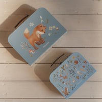 De Little Dutch koffertjes met de forest friends print zijn perfect voor kleine avonturiers! De set van twee schattige koffertjes in verschillende formaten is ideaal om speelgoed, spulletjes of schatten in op te bergen. VanZus