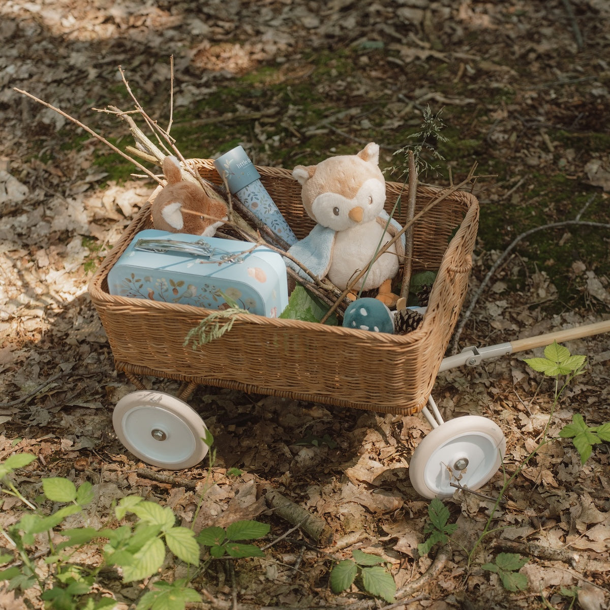 De Little Dutch koffertjes met de forest friends print zijn perfect voor kleine avonturiers! De set van twee schattige koffertjes in verschillende formaten is ideaal om speelgoed, spulletjes of schatten in op te bergen. VanZus