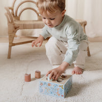 Zoek de juiste openingen die passen in de vorm van de bladeren, de paddenstoel en het eikeltje. Deze houten vormenstoof forest friends van Little Dutch biedt een speelse manier om vormen en kleuren te leren herkennen en matchen, en helpt bij het ontwikkelen van de hand-oog coördinatie. VanZus