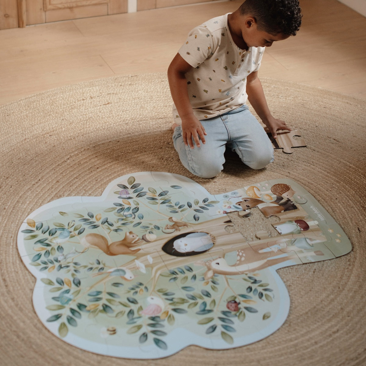 Tover een mooie magische boom tevoorschijn met de vloerpuzzel forest friends van Little Dutch. Door de 37 puzzelstukjes op de juiste plek te leggen zie je de grote boom en alle lieve diertjes die in de boom leven.