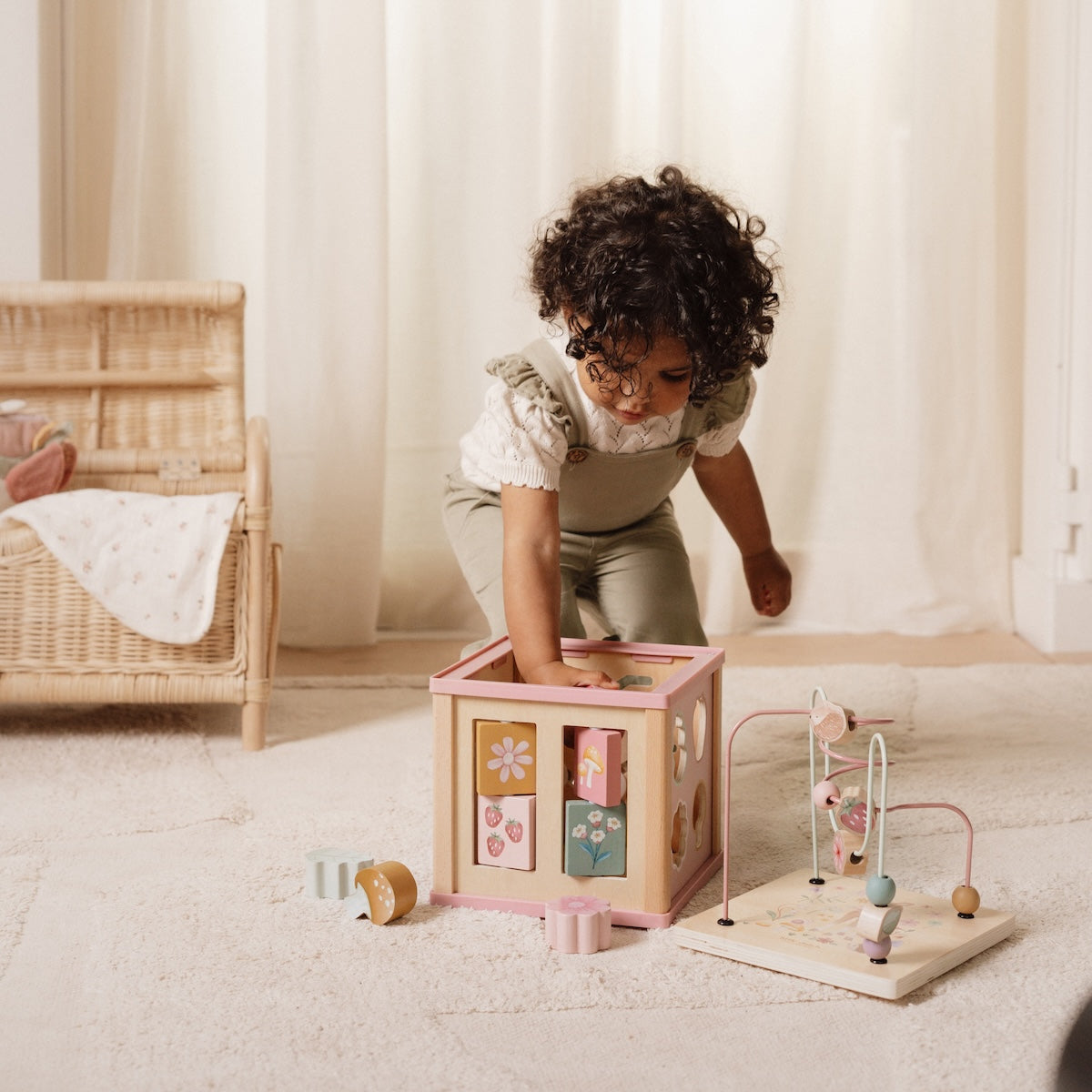 De Little Dutch houten activiteitenkubus uit de fairy garden collectie zit vol verrassingen. De veelzijdige houten kubus biedt aan elke zijde een nieuwe uitdaging voor je kleintje. Met de mooie diertjes, bloemetjes en plantjes wordt de fairy garden tot leven gebracht. VanZus