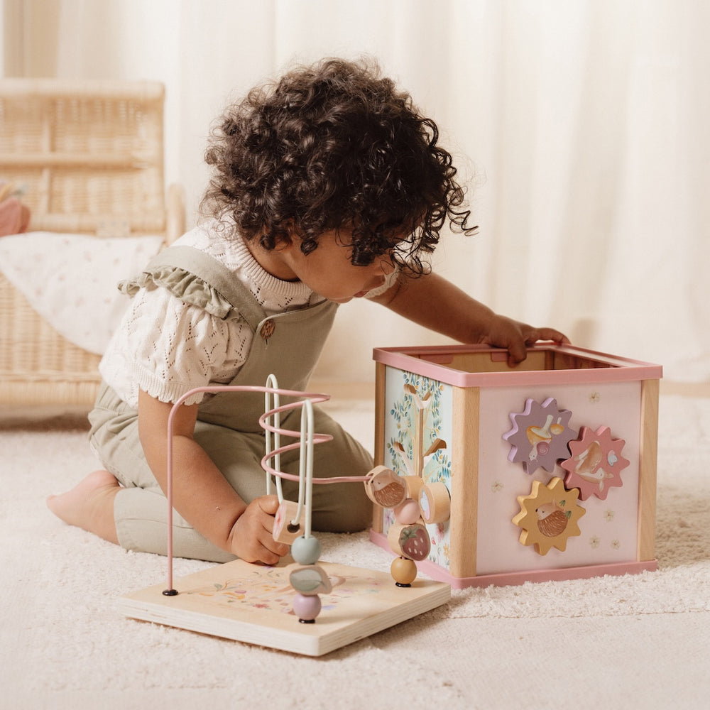 De Little Dutch houten activiteitenkubus uit de fairy garden collectie zit vol verrassingen. De veelzijdige houten kubus biedt aan elke zijde een nieuwe uitdaging voor je kleintje. Met de mooie diertjes, bloemetjes en plantjes wordt de fairy garden tot leven gebracht. VanZus