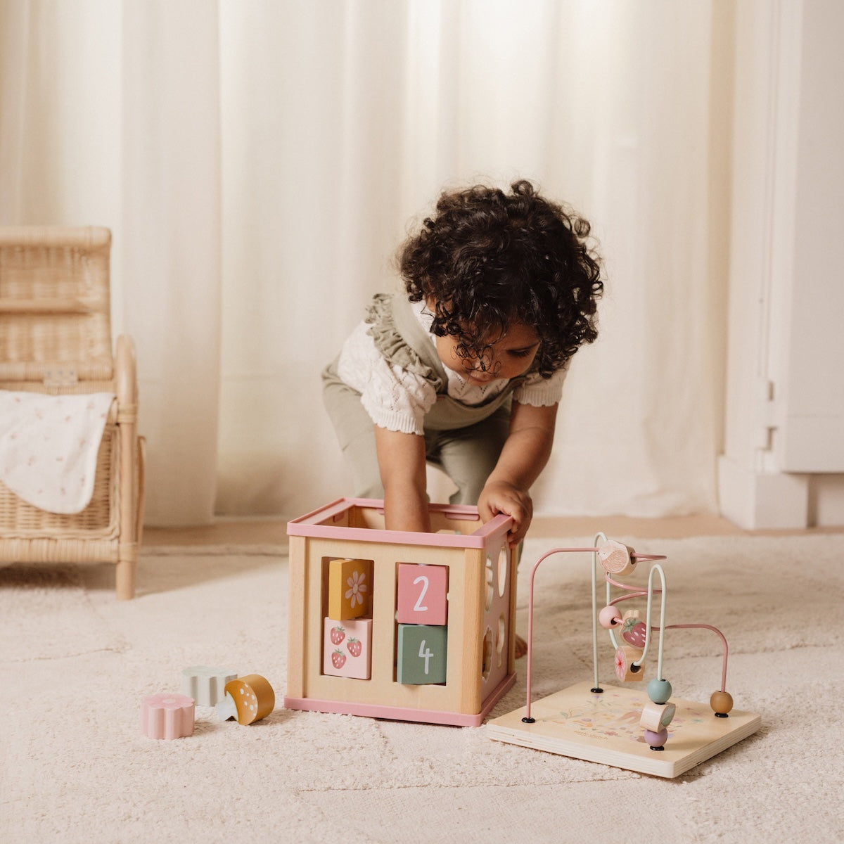 De Little Dutch houten activiteitenkubus uit de fairy garden collectie zit vol verrassingen. De veelzijdige houten kubus biedt aan elke zijde een nieuwe uitdaging voor je kleintje. Met de mooie diertjes, bloemetjes en plantjes wordt de fairy garden tot leven gebracht. VanZus