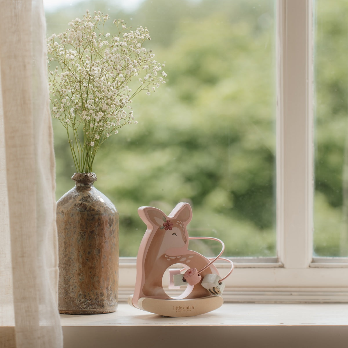 Het Little Dutch wiebeldier hert uit de fairy garden collectie is een schattige speelkameraard voor je kleintje! Dit lieve hertje, met zachte pastelkleuren en schattige details, staat op een stevige houten basis die wiebelt wanneer het wordt aangeraakt. VanZus