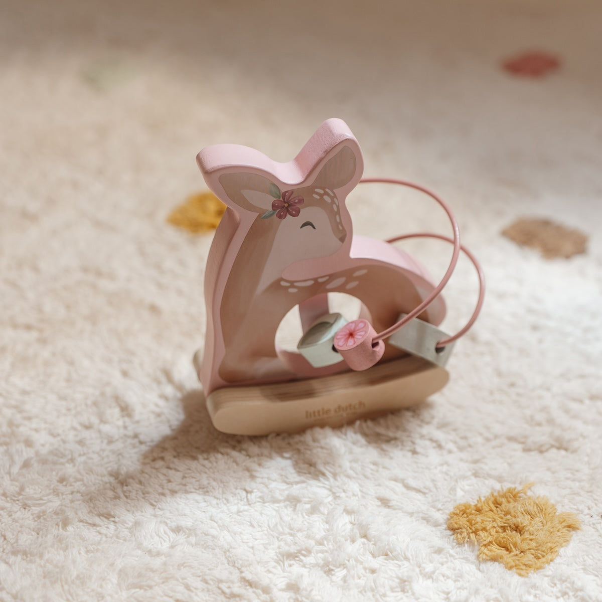 Het Little Dutch wiebeldier hert uit de fairy garden collectie is een schattige speelkameraard voor je kleintje! Dit lieve hertje, met zachte pastelkleuren en schattige details, staat op een stevige houten basis die wiebelt wanneer het wordt aangeraakt. VanZus