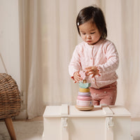 Met de houten tuimelstapelaar fairy garden van Little Dutch wordt het stapelen een leuke uitdaging! De ringen worden gestapeld op een tuimelende basis wat het extra lastig, maar daardoor ook extra leuk maakt. VanZus