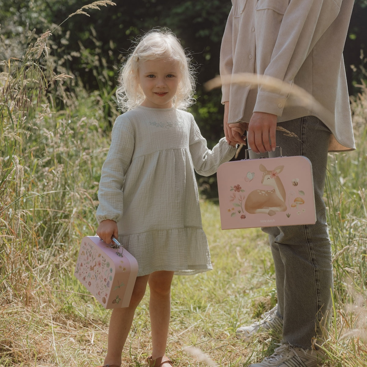 De Little Dutch koffertjes met de fairy garden print zijn perfect voor kleine avonturiers! De set van twee schattige koffertjes in verschillende formaten is ideaal om speelgoed, spulletjes of schatten in op te bergen. VanZus