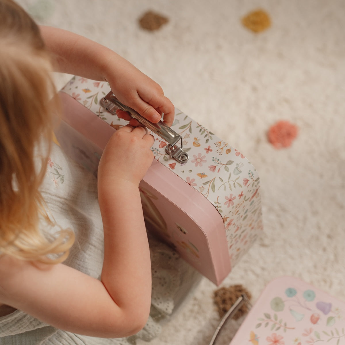 De Little Dutch koffertjes met de fairy garden print zijn perfect voor kleine avonturiers! De set van twee schattige koffertjes in verschillende formaten is ideaal om speelgoed, spulletjes of schatten in op te bergen. VanZus