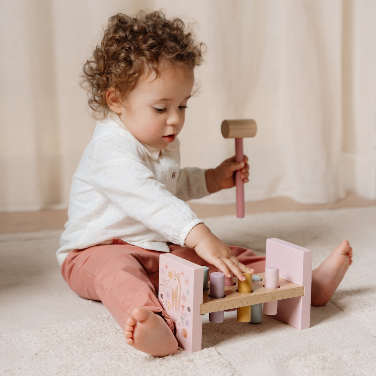 De Little Dutch hamerbank in de print fairy garden is niet alleen superleuk, maar ook een geweldige manier om de motorische vaardigheden van je kleintje te ontwikkelen. De kleurrijke roze hamerbank heeft zes pinnen in verschillende kleuren die je kindje met de bijgeleverde hamer naar beneden kan slaan. VanZus