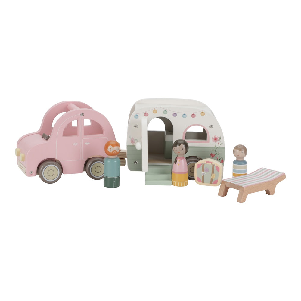 Op vakantie met de Little Dutch speelgoedauto met caravan! Een mooie houten speelgoedset in vrolijke kleuren met leuke accessoires en poppetjes. Voor veel speelplezier. Stimuleert de motorische vaardigheden. VanZus