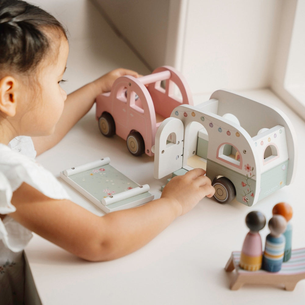 Op vakantie met de Little Dutch speelgoedauto met caravan! Een mooie houten speelgoedset in vrolijke kleuren met leuke accessoires en poppetjes. Voor veel speelplezier. Stimuleert de motorische vaardigheden. VanZus