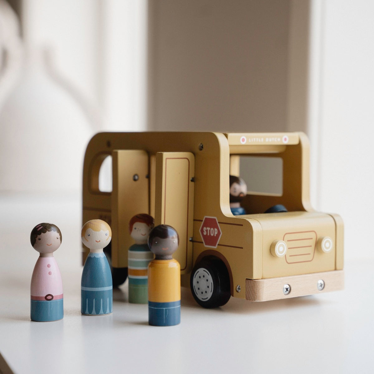 Little Dutch schoolbus met poppetjes