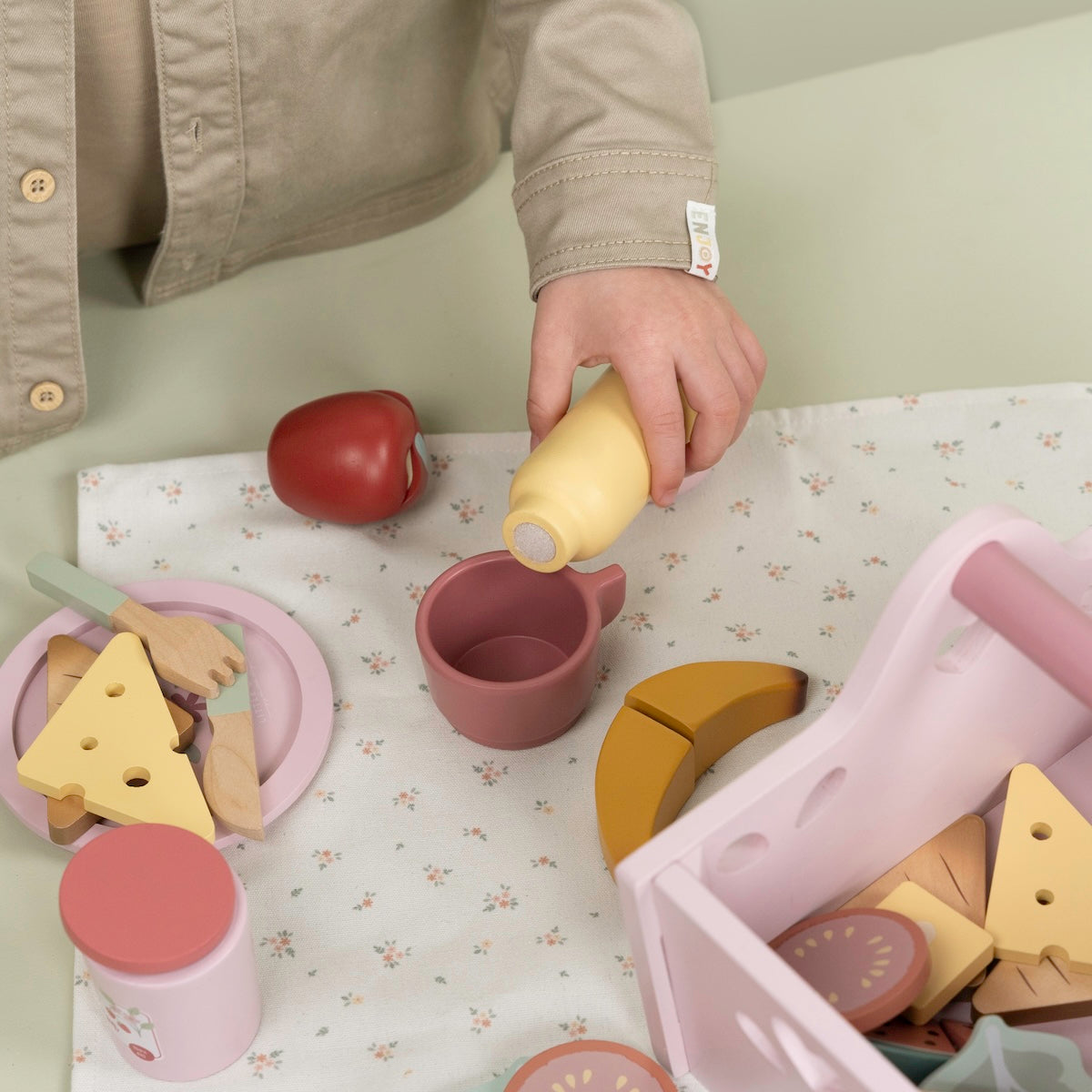 Een picknick met het gezin of vriendjes? Dan neem je de houten picknick set van Little Dutch mee. Een handige picknickmand met borden, bestek, bekers en heerlijk eten en drinken. Superleuk kinderspeelgoed. VanZus