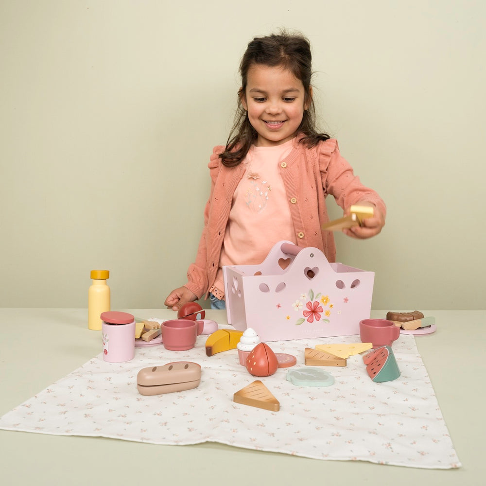 Een picknick met het gezin of vriendjes? Dan neem je de houten picknick set van Little Dutch mee. Een handige picknickmand met borden, bestek, bekers en heerlijk eten en drinken. Superleuk kinderspeelgoed. VanZus