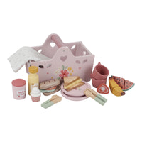 Een picknick met het gezin of vriendjes? Dan neem je de houten picknick set van Little Dutch mee. Een handige picknickmand met borden, bestek, bekers en heerlijk eten en drinken. Superleuk kinderspeelgoed. VanZus