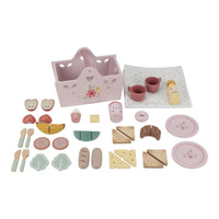 Een picknick met het gezin of vriendjes? Dan neem je de houten picknick set van Little Dutch mee. Een handige picknickmand met borden, bestek, bekers en heerlijk eten en drinken. Superleuk kinderspeelgoed. VanZus