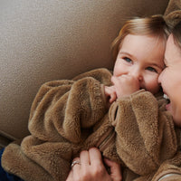 De Liewood calina teddy jas in de kleur oat is een heerlijk zacht jack dat je kindje warm houdt tijdens de koude herfst- en winterdagen. Er is ook een versie voor volwassenen dus je kunt twinnen met je mama! VanZus.