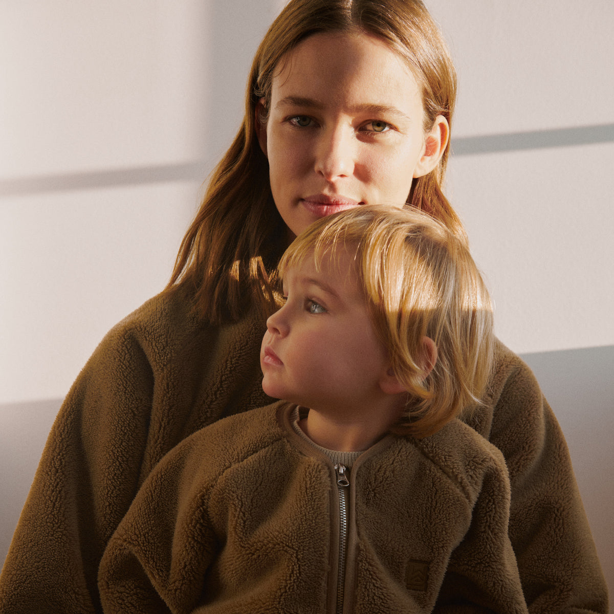 De Liewood calina teddy jas adult in de kleur oat is een heerlijk zacht jack dat mama warm houdt tijdens de koude herfst- en winterdagen. Er is ook een versie voor kinderen dus je kunt twinnen met je dochter! VanZus.