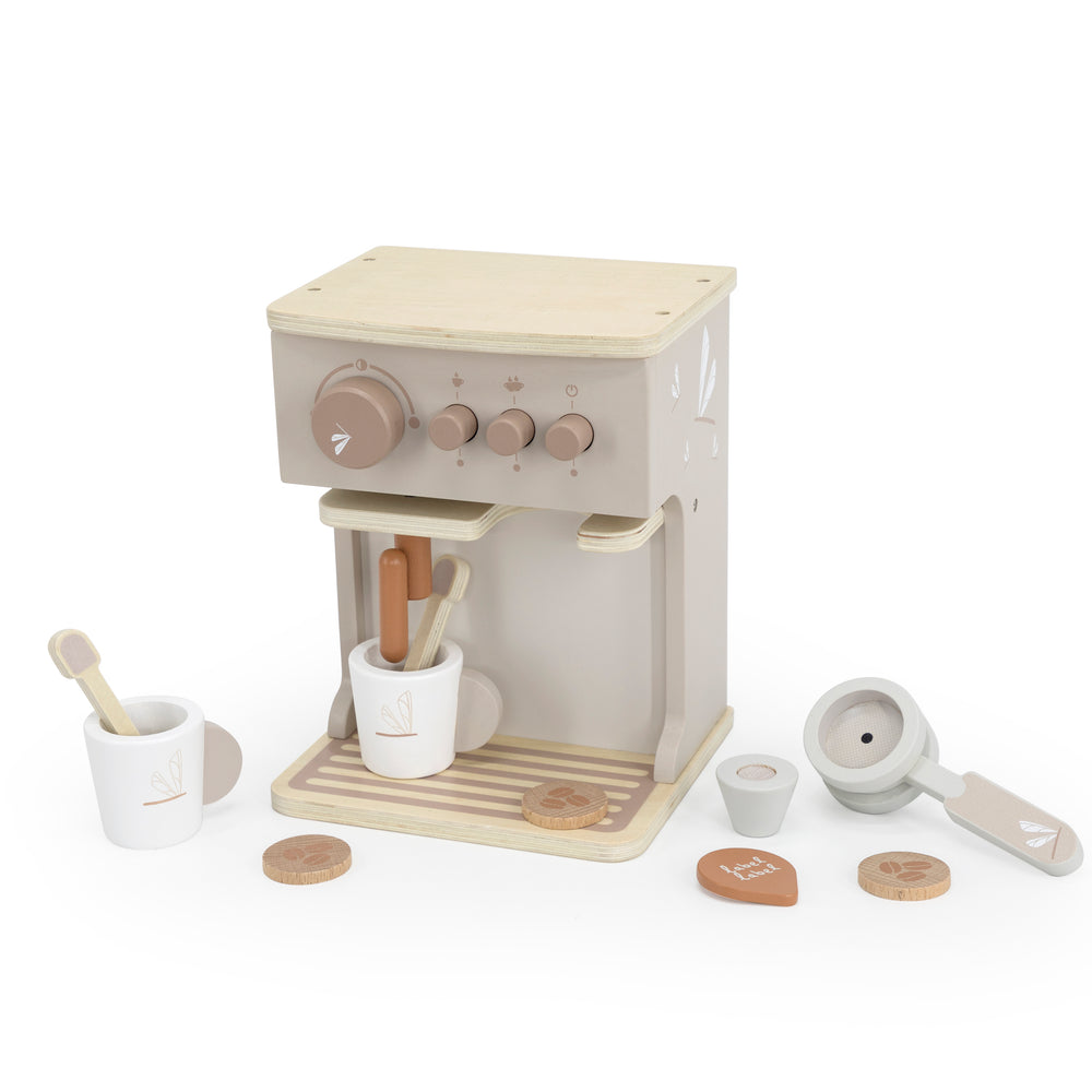 Word een echte barista met de Label Label koffiemachine nougat. Dit houten espressoapparaat ziet er heel realistisch uit en heeft diverse leuke accessoires, als een stoompijpje en koffiecups. Dit houten speelgoed is gemaakt van FSC-hout. VanZus.