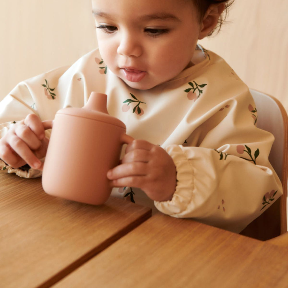 Zelf leren drinken doe je met deze neil sippy cup in de kleur rose van het merk Liewood. Deze mooie beker is ideaal voor je kindje om zelf te leren drinken, ligt lekker in de hand en ziet er ook nog eens leuk uit! VanZus