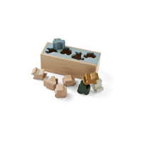 Zoek de juiste opening voor de beer, panda, poes en het konijn. Met de vormenpuzzel midas in de variant vehicles blue fog van Liewood is jouw kleintje wel even zoet. Spelen en ontdekken met deze houten puzzel. VanZus