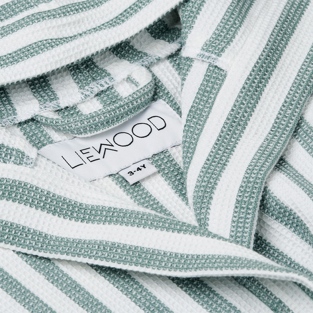 De zachte gestreepte badjas gray stripes peppermint/white van Liewood met bindriem en capuchon is een echte eyecatcher. Houdt jouw kindje droog, warm en comfortabel. Verkrijgbaar in verschillende maten. VanZus