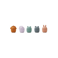 De badspeeltjes gaby 5-pack in de kleur multi van Liewood zijn ideaal voor in badje. De gekleurde diertjes zijn makkelijk vast te pakken, in te knijpen en uit elkaar te halen. Heerlijk speelgoed voor in bad! Het badspeelgoed is gemaakt van siliconen. VanZus