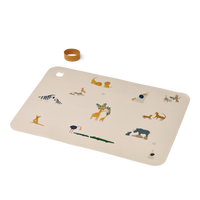 Ben je op zoek naar een leuke placemat voor tijdens het eten? Dan is deze leuke Liewood jude placemat in all together/sandy ideaal! Deze placemat is niet alleen heel handig, maar ziet er ook schattig uit dankzij de print van safaridieren. VanZus