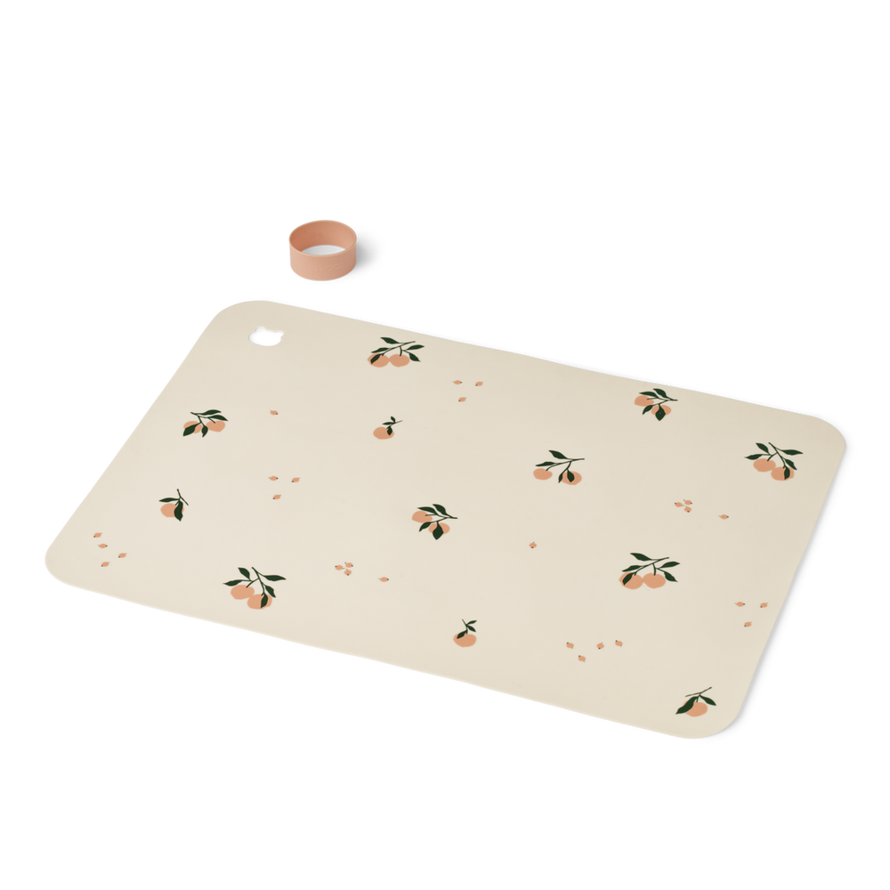 Ben je op zoek naar een leuke placemat voor tijdens het eten? Dan is deze leuke Liewood jude placemat in peach/sea shell mix ideaal! Deze placemat is niet alleen heel handig, maar ziet er ook schattig uit dankzij de print van perziken. VanZus