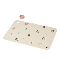 Ben je op zoek naar een leuke placemat voor tijdens het eten? Dan is deze leuke Liewood jude placemat in peach/sea shell mix ideaal! Deze placemat is niet alleen heel handig, maar ziet er ook schattig uit dankzij de print van perziken. VanZus