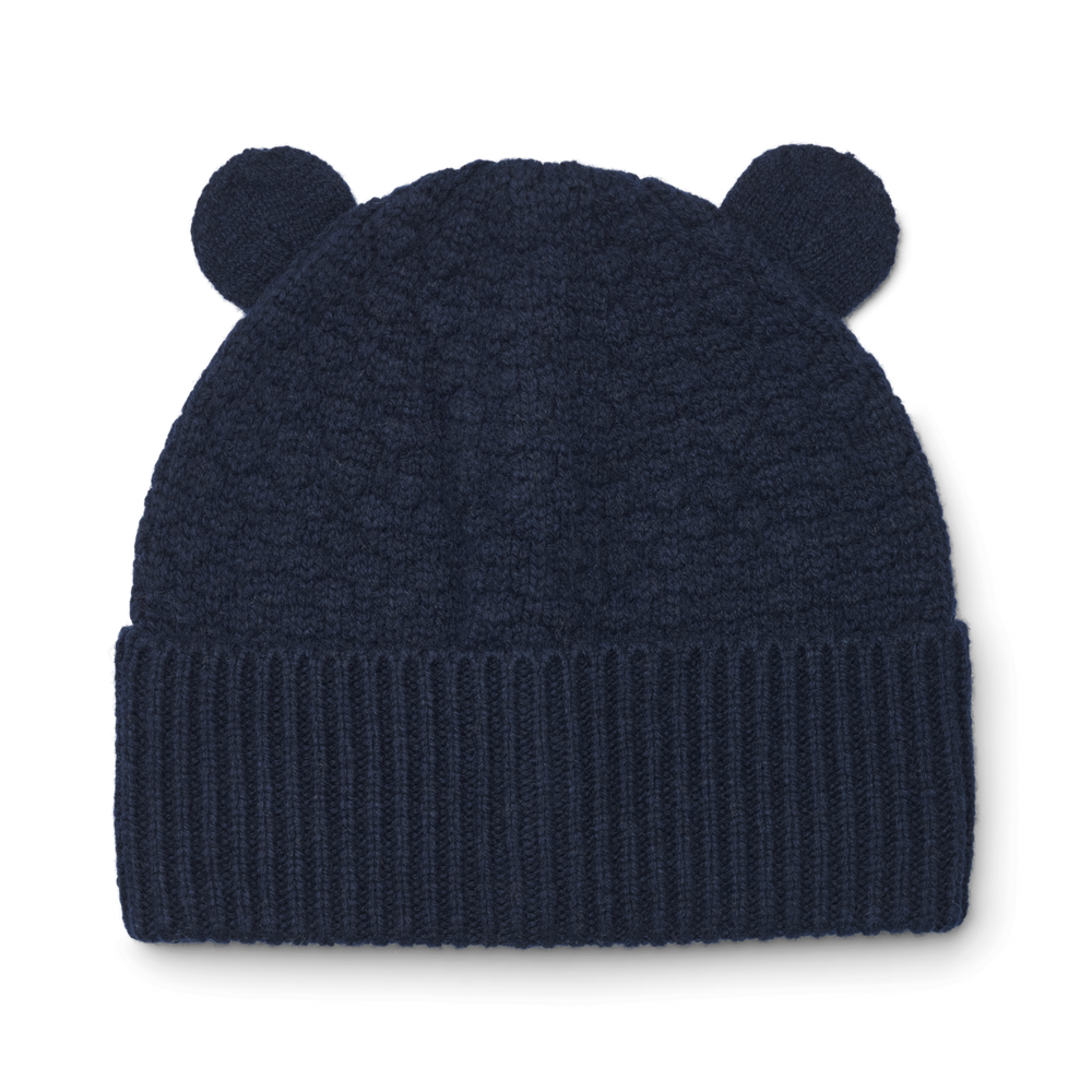 Maak kennis met te leuke miller beanie met oortjes in de kleur classic navy van het toffe merk Liewood. Deze muts is de perfecte combinatie van stijl en functionaliteit voor de kleintjes! VanZus