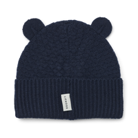 Maak kennis met te leuke miller beanie met oortjes in de kleur classic navy van het toffe merk Liewood. Deze muts is de perfecte combinatie van stijl en functionaliteit voor de kleintjes! VanZus