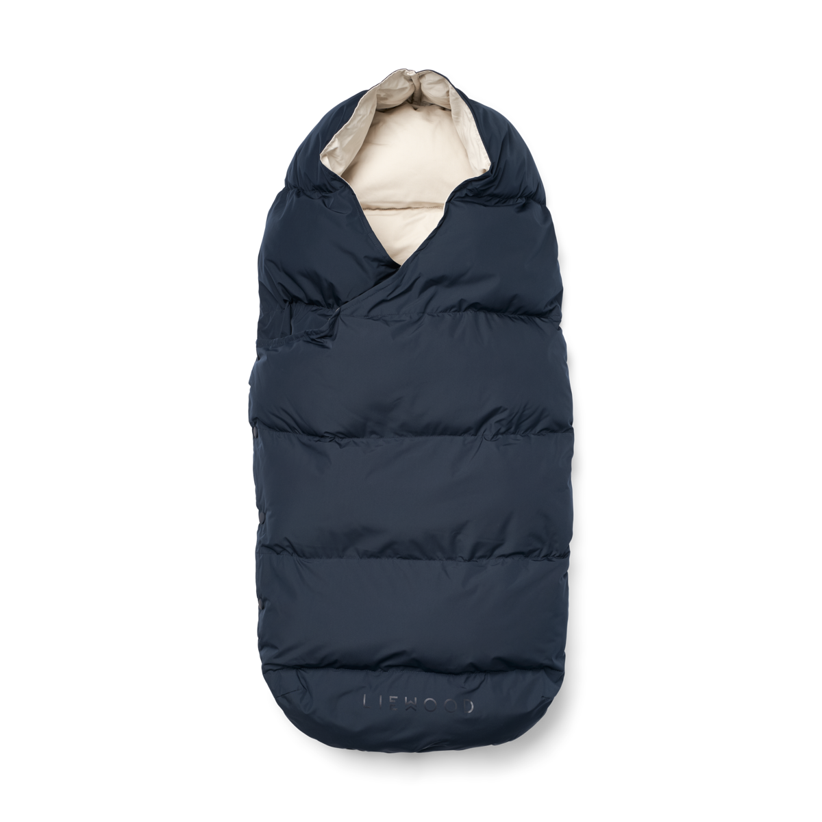 Houd de voetjes van je kleintje lekker warm met deze orion voetenzak in de kleur midnight navy van het merk Liewood. Deze voetenzak is het ideale accessoire voor bij de buggy, houdt jouw kindje lekker warm en ziet er ook nog een stylish uit dankzij de mooie blauwe kleur. VanZus