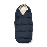 Houd de voetjes van je kleintje lekker warm met deze orion voetenzak in de kleur midnight navy van het merk Liewood. Deze voetenzak is het ideale accessoire voor bij de buggy, houdt jouw kindje lekker warm en ziet er ook nog een stylish uit dankzij de mooie blauwe kleur. VanZus