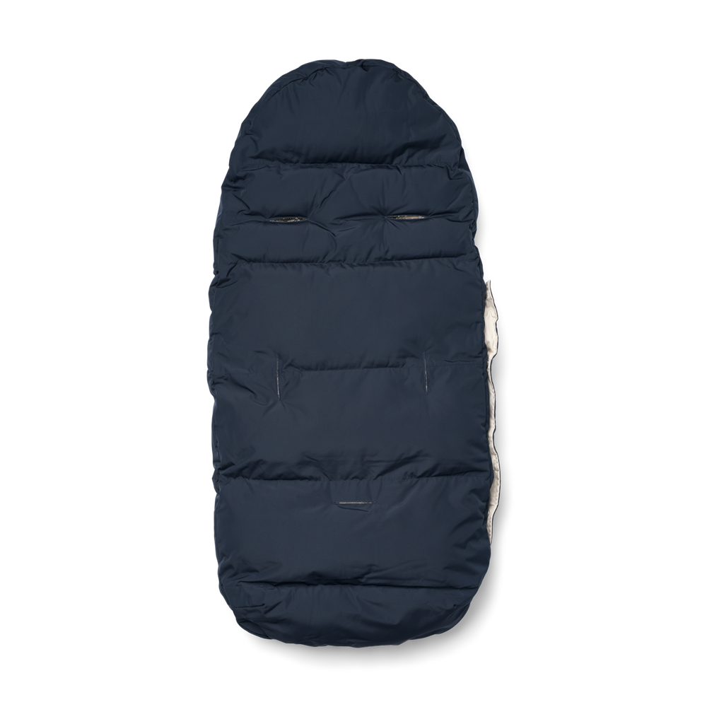 Houd de voetjes van je kleintje lekker warm met deze orion voetenzak in de kleur midnight navy van het merk Liewood. Deze voetenzak is het ideale accessoire voor bij de buggy, houdt jouw kindje lekker warm en ziet er ook nog een stylish uit dankzij de mooie blauwe kleur. VanZus