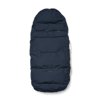 Houd de voetjes van je kleintje lekker warm met deze orion voetenzak in de kleur midnight navy van het merk Liewood. Deze voetenzak is het ideale accessoire voor bij de buggy, houdt jouw kindje lekker warm en ziet er ook nog een stylish uit dankzij de mooie blauwe kleur. VanZus