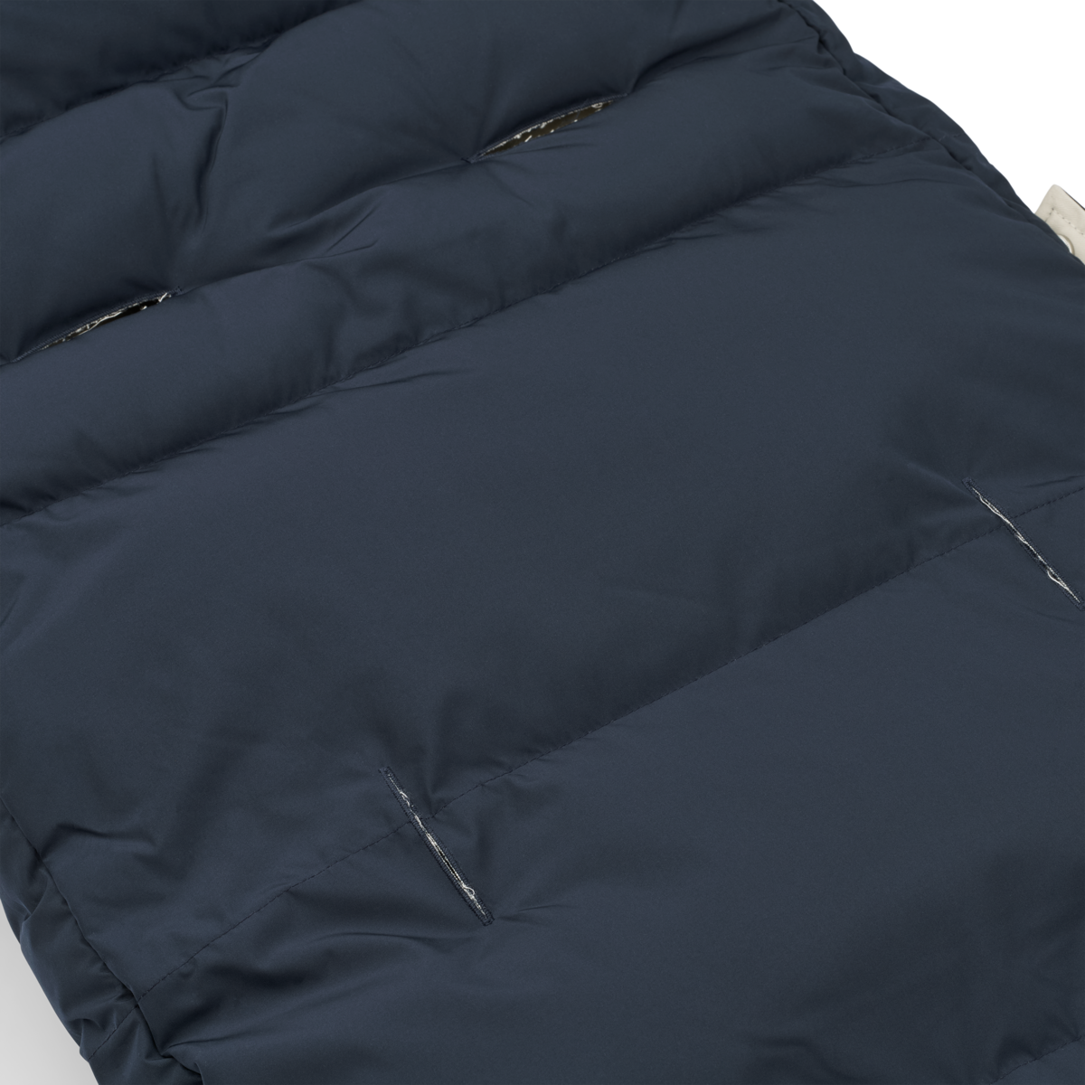 Houd de voetjes van je kleintje lekker warm met deze orion voetenzak in de kleur midnight navy van het merk Liewood. Deze voetenzak is het ideale accessoire voor bij de buggy, houdt jouw kindje lekker warm en ziet er ook nog een stylish uit dankzij de mooie blauwe kleur. VanZus