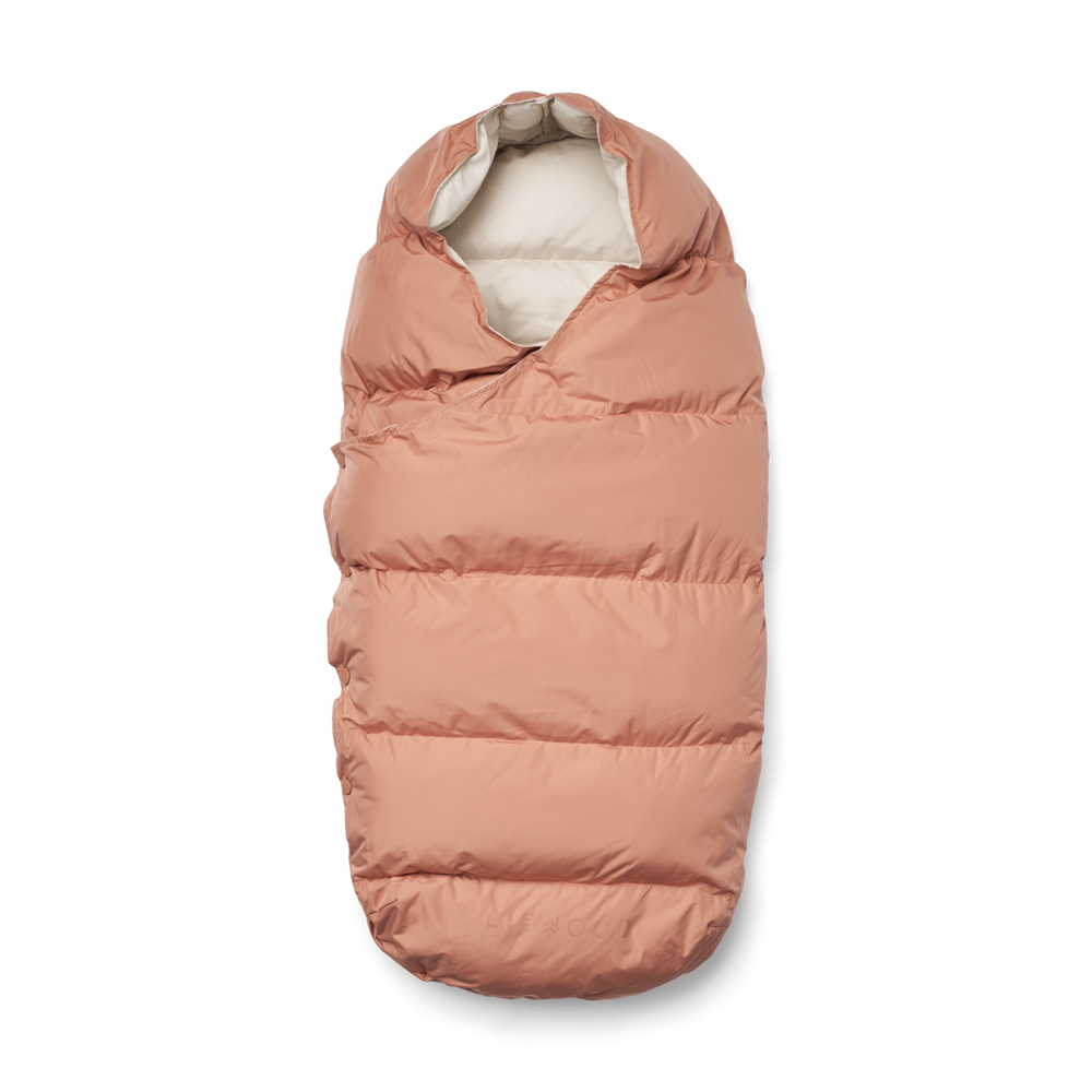 Houd de voetjes van je kleintje lekker warm met deze orion voetenzak in de kleur tuscany rose van het merk Liewood. Deze voetenzak is het ideale accessoire voor bij de buggy, houdt jouw kindje lekker warm en ziet er ook nog een stylish uit dankzij de mooie roze kleur. VanZus