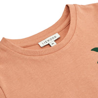Met het Liewood apia t-shirt peach/tuscany rose in je kast is je kleintje klaar voor de zonnige dagen of met een vestje voor de frissere dagen! Lekker hip shirt! Dit zachte roze t-shirt is gemaakt van 100% biologisch katoen. VanZus.