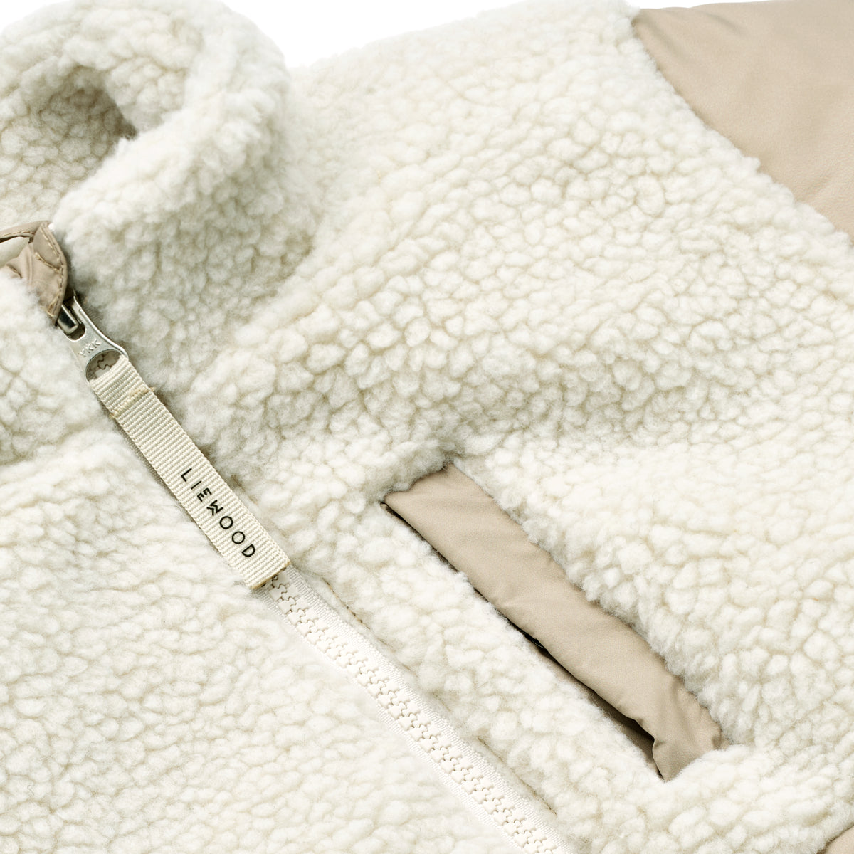De Liewood jas Marlin mist is perfect voor het komende najaar. Deze colorblocking jas heeft een stoer design en is onmisbaar in de wintergarderobe. Gemaakt van 100% gerecycled polyester. VanZus.
