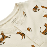 Lekker slapen doe je in de Liewood wilhelm pyjama set leopard/sandy! Deze leuke kinderpyjama is bedrukt met leuke luipaarden en is heerlijk zacht. VanZus.