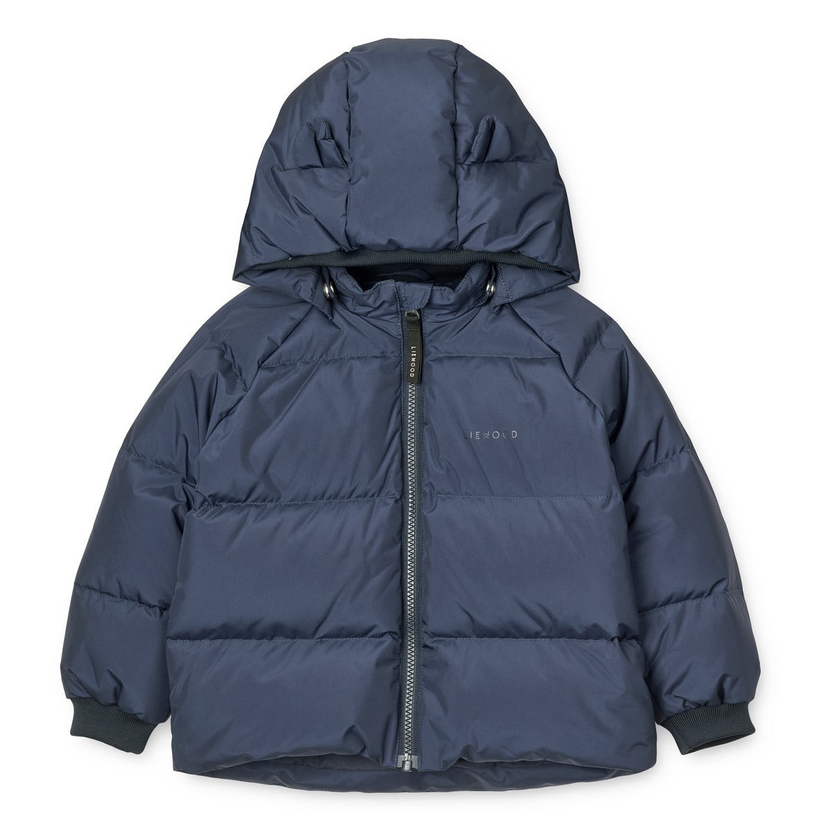 Met deze geweldige polle down puffer jas in de kleur classic navy van het merk Liewood heeft je kindje het nooit koud tijdens de winter. Deze jas heeft een heerlijke warme zonde vulling en ziet er ook nog eens heel lief uit! VanZus