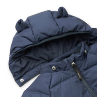 Met deze geweldige polle down puffer jas in de kleur classic navy van het merk Liewood heeft je kindje het nooit koud tijdens de winter. Deze jas heeft een heerlijke warme zonde vulling en ziet er ook nog eens heel lief uit! VanZus