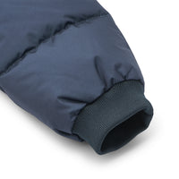 Met deze geweldige polle down puffer jas in de kleur classic navy van het merk Liewood heeft je kindje het nooit koud tijdens de winter. Deze jas heeft een heerlijke warme zonde vulling en ziet er ook nog eens heel lief uit! VanZus