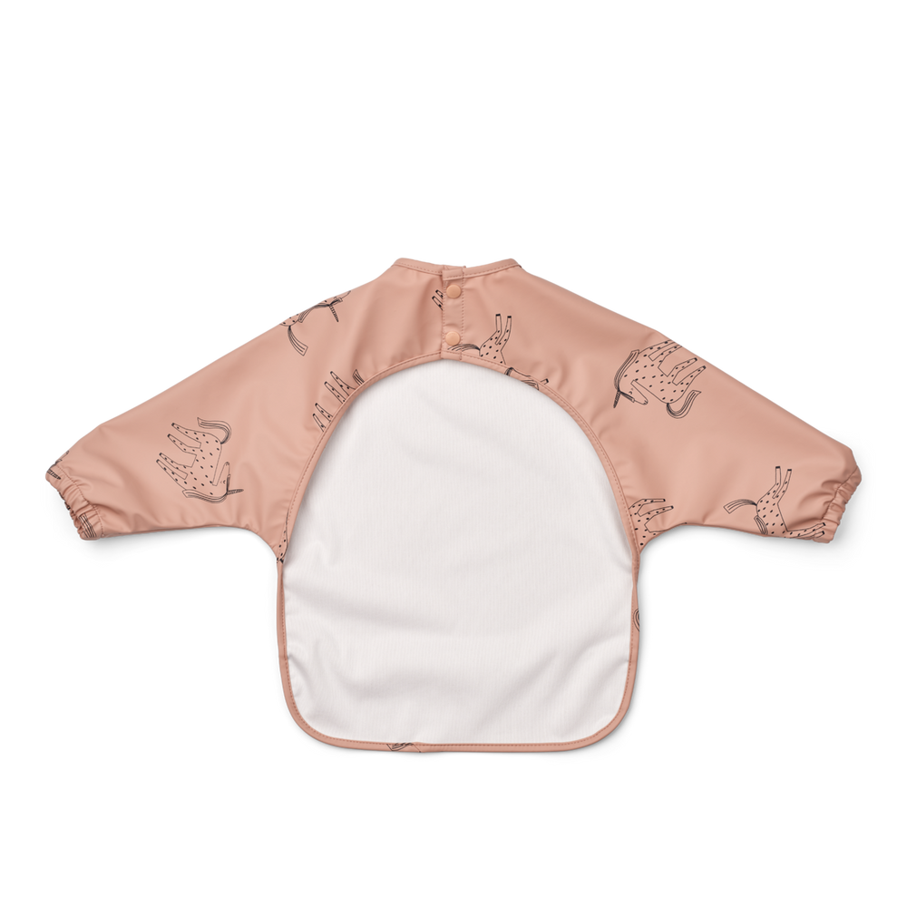 Eten en knoeien doet je kleintje in stijl met de slab merle van Liewood uit de collectie unicorn/pale tuscany. Het slabbetje met lange mouwen is perfect voor kinderen die leren te eten. VanZus