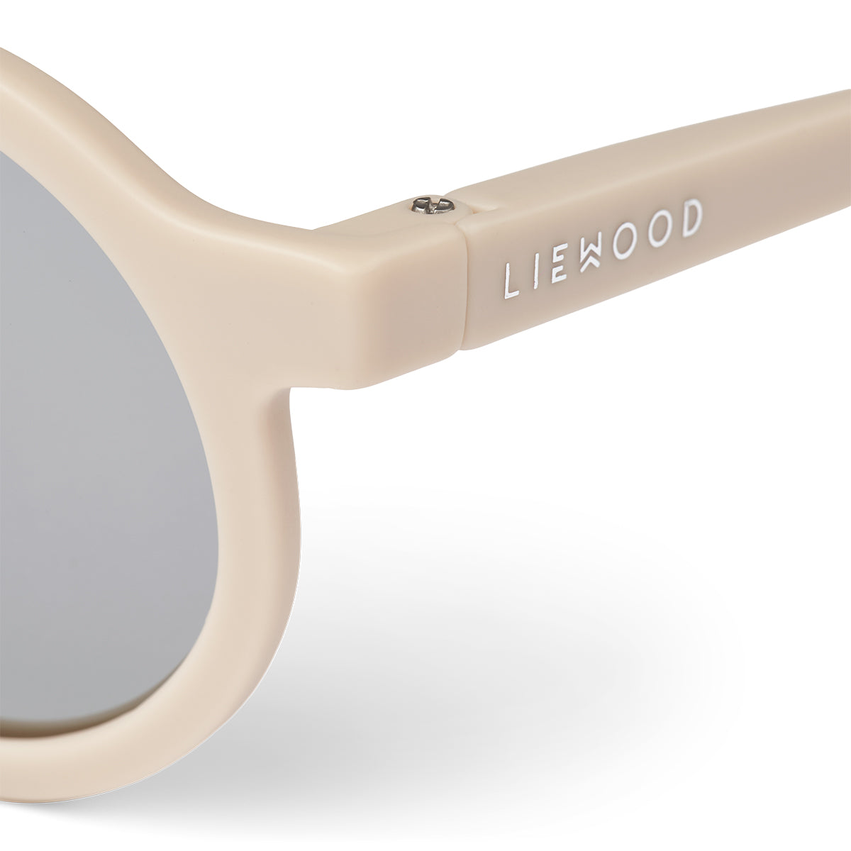 Bescherm de ogen van jouw kindje met deze hippe ronde Darla mirror zonnebril van Liewood in de variant Sandy. Een leuke retro-look onder weg of op vakantie. Verkrijgbaar in verschillende maten en kleuren. VanZus